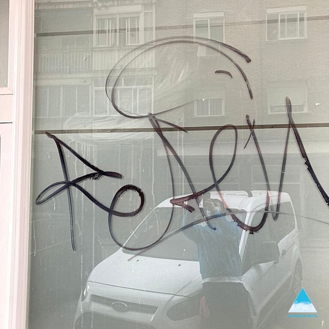 Limpieza de graffitis en Alcalá de Henares en Escaparates